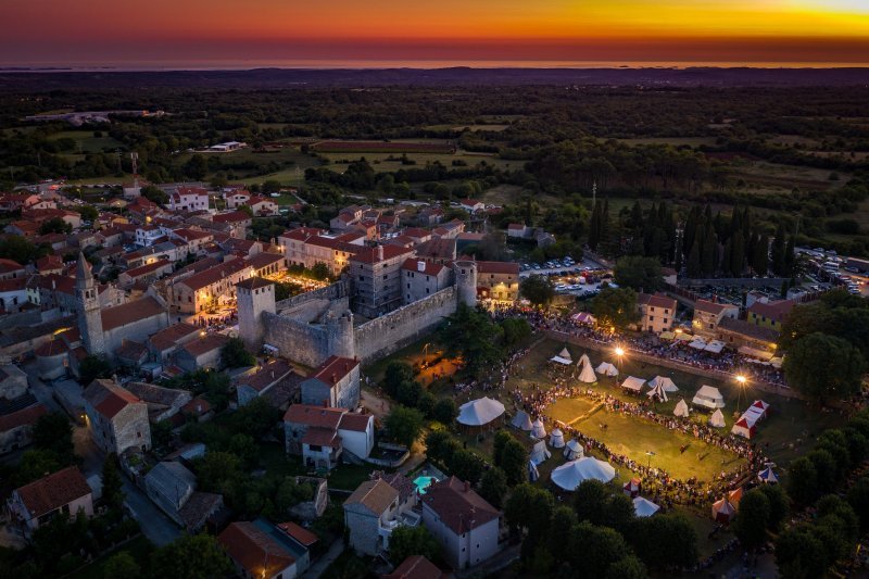 Svetvinčenat: Viteške borbe na Srednjovjekovnom festivalu oduševile posjetitelje (1)