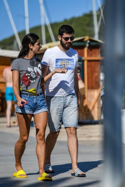 Mate Rimac i Katarina Lovrić na komiškoj rivi