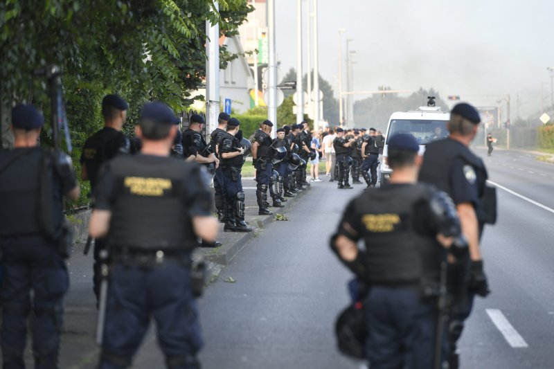 Policija dočekuje navijače