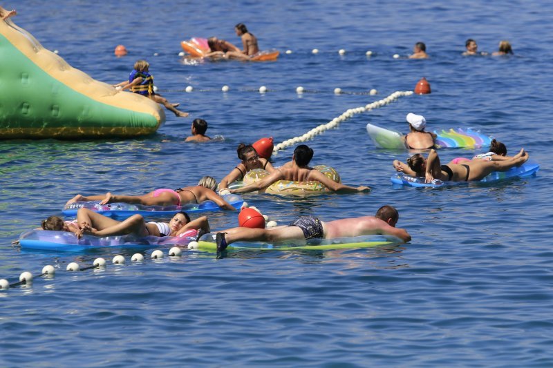 Gradske plaže pune su kupača koji uživaju s ljetnim rekvizitima