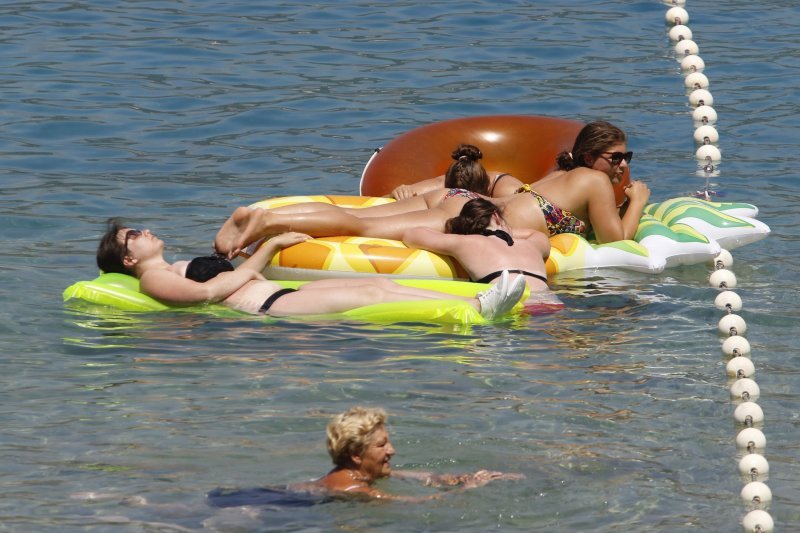 Gradske plaže pune su kupača koji uživaju s ljetnim rekvizitima