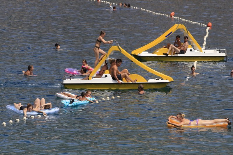 Gradske plaže pune su kupača koji uživaju s ljetnim rekvizitima