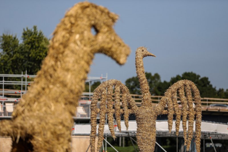 Skulpture od slame na Ljetu na Savi