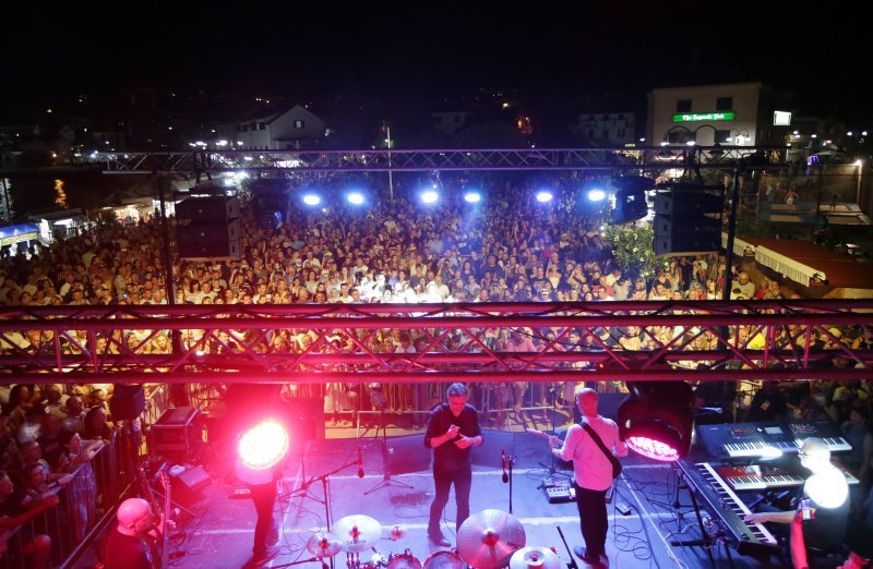 Miroslav Škoro održao koncert pred prepunim trgom Rudina u Primoštenu