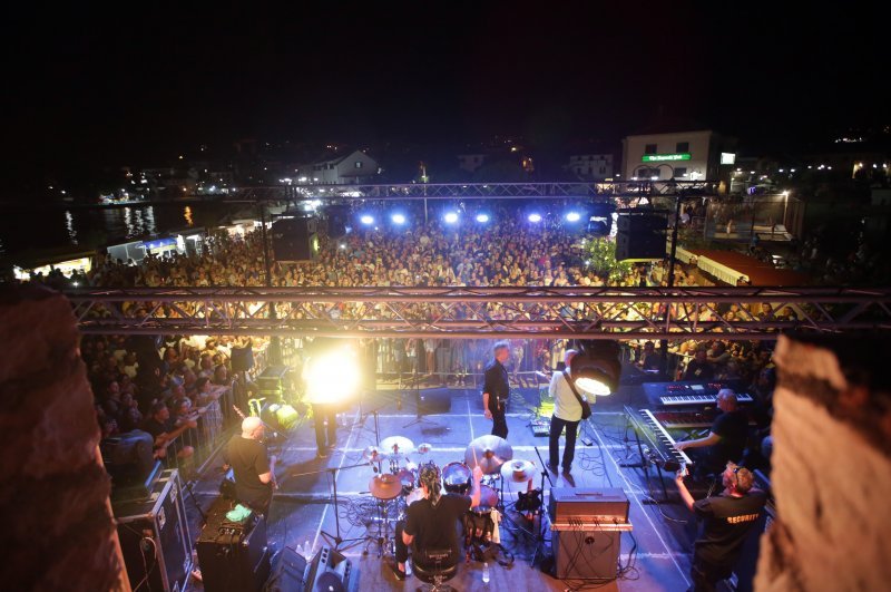 Miroslav Škoro održao koncert pred prepunim trgom Rudina u Primoštenu