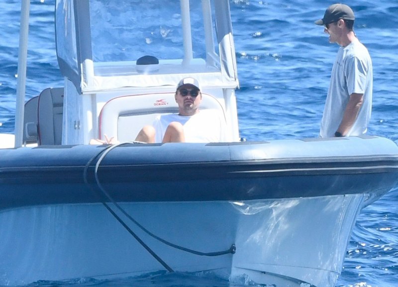 Leonardo DiCaprio i Camila Morrone krstare obalom sa Seanom Pennom i njegovom novom djevojkom Leilom George