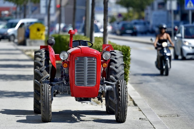 Traktor u Vukovarskoj ulici u Splitu