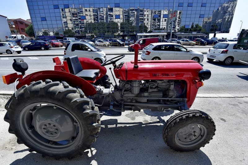 Traktor u Vukovarskoj ulici u Splitu