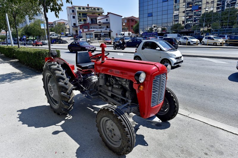 Traktor u Vukovarskoj ulici u Splitu