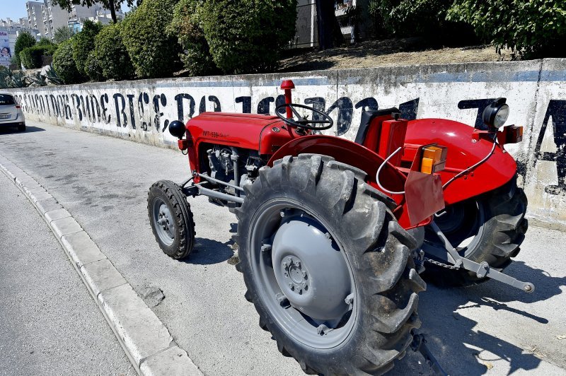 Traktor u Vukovarskoj ulici u Splitu