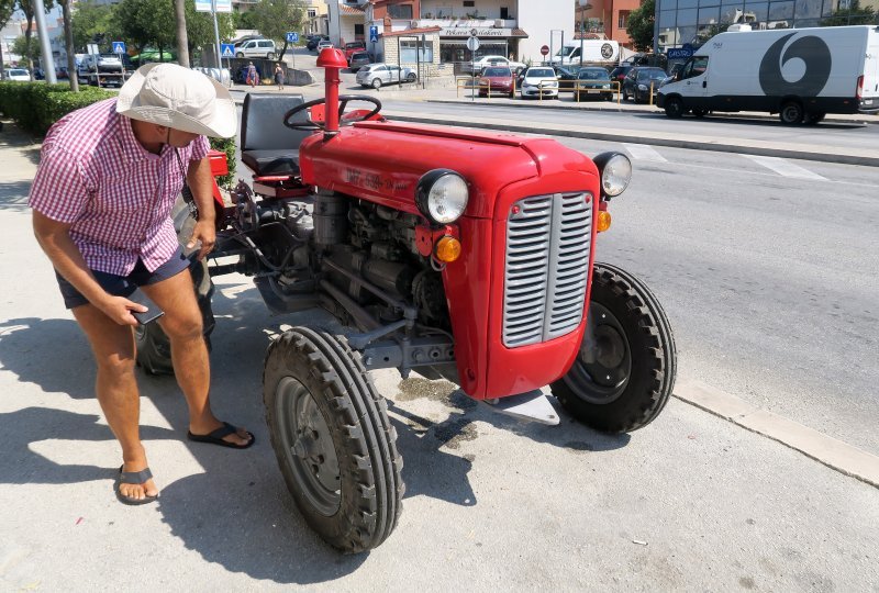 Traktor u Vukovarskoj ulici u Splitu