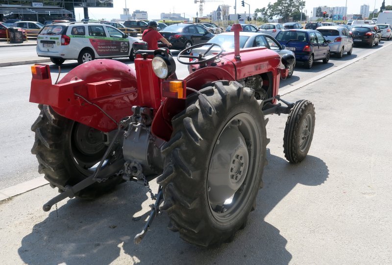 Traktor u Vukovarskoj ulici u Splitu