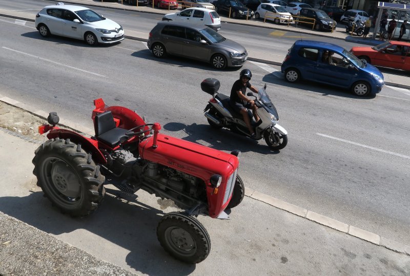 Traktor u Vukovarskoj ulici u Splitu