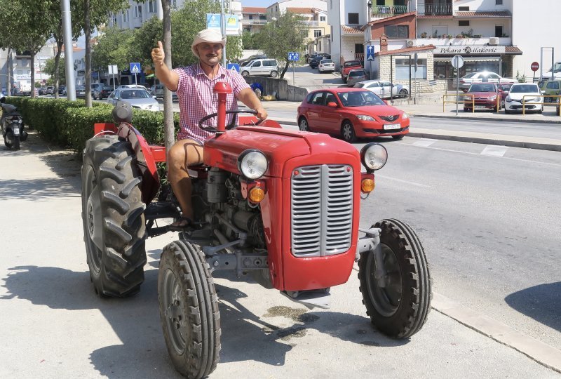 Traktor u Vukovarskoj ulici u Splitu
