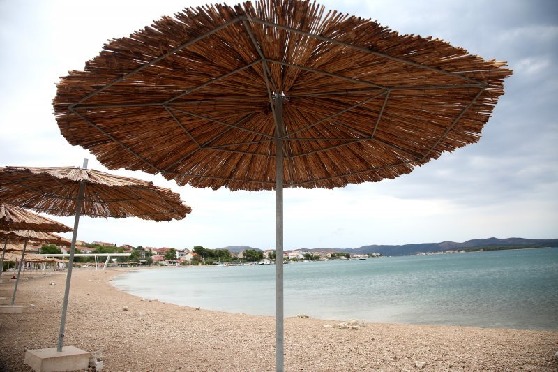 Kiša ispraznila plaže u Brodarici