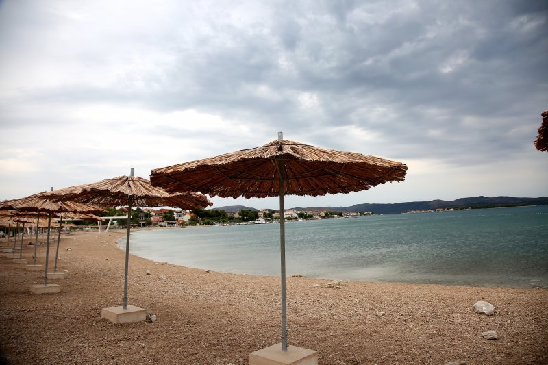 Kiša ispraznila plaže u Brodarici