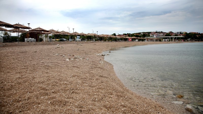 Kiša ispraznila plaže u Brodarici