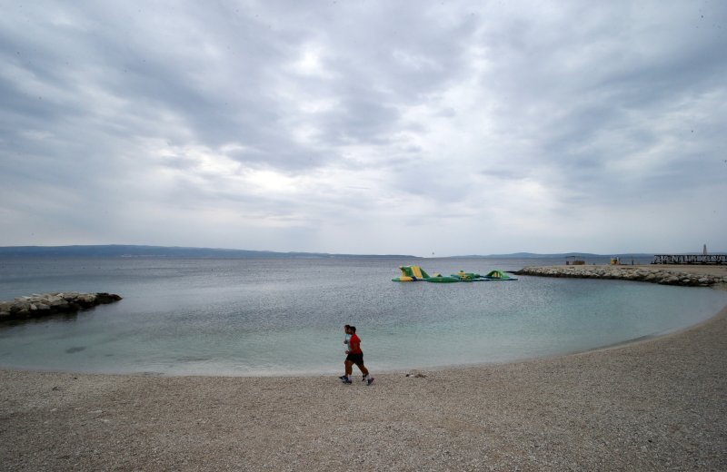 Drastična promjena vremena ispraznila plaže i terase kafića u Splitu