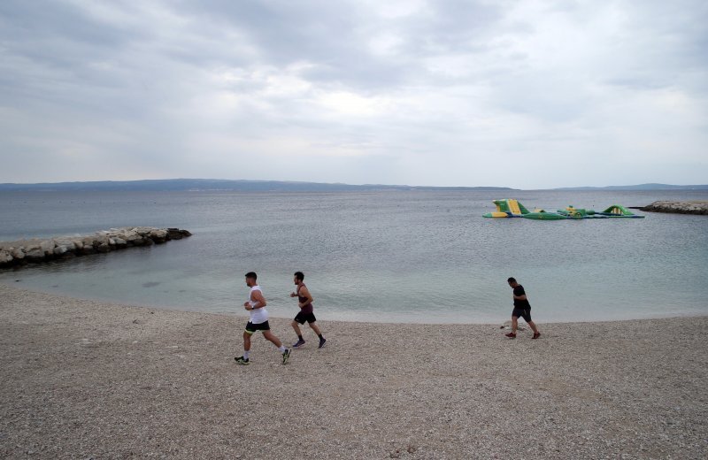 Drastična promjena vremena ispraznila plaže i terase kafića u Splitu