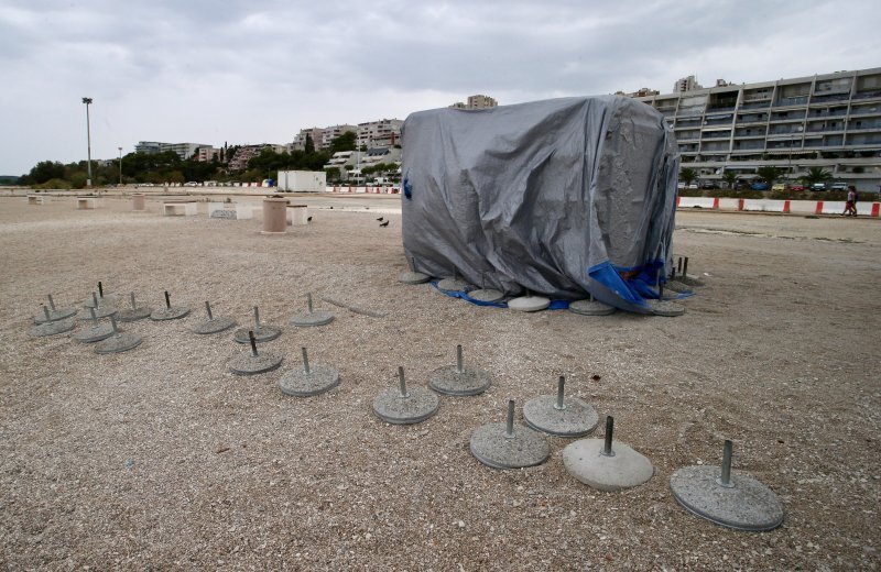 Drastična promjena vremena ispraznila plaže i terase kafića u Splitu