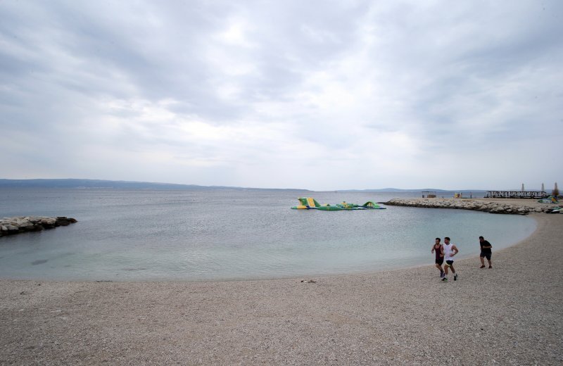 Drastična promjena vremena ispraznila plaže i terase kafića u Splitu