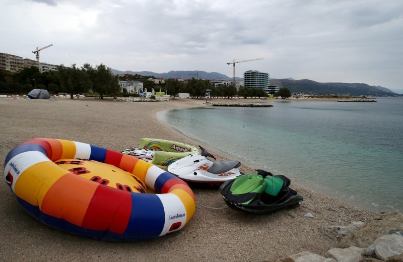 Drastična promjena vremena ispraznila plaže i terase kafića u Splitu