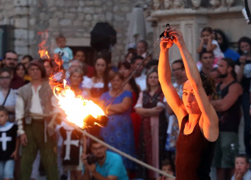 Šibenik: Atraktivan nastup skupine Artistika