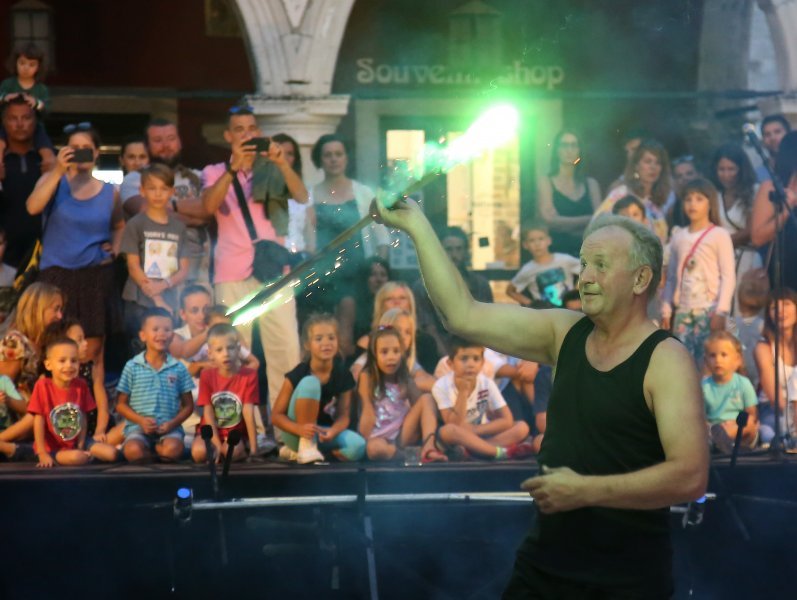 Šibenik: Atraktivan nastup skupine Artistika