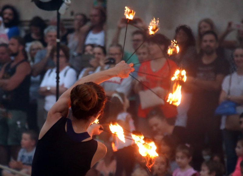 Šibenik: Atraktivan nastup skupine Artistika