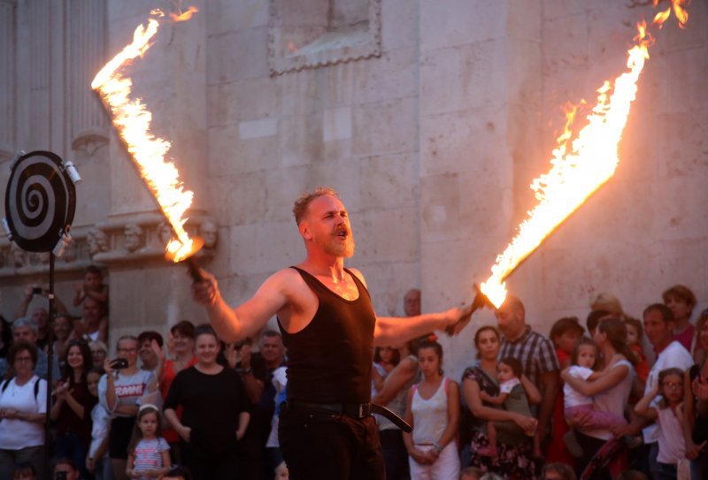 Šibenik: Atraktivan nastup skupine Artistika