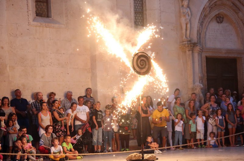 Šibenik: Atraktivan nastup skupine Artistika