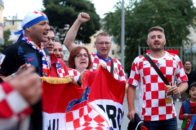 Hrvatski navijači kod stadiona u Bakuu