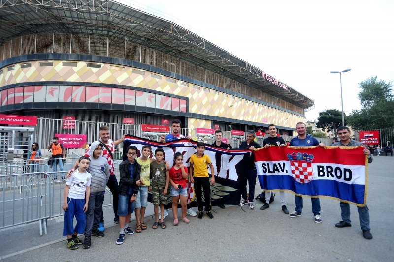 Hrvatski navijači kod stadiona u Bakuu