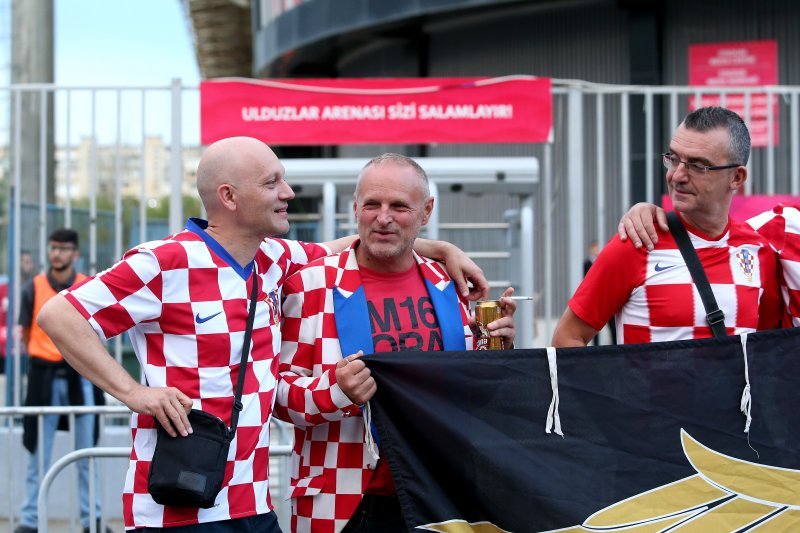 Hrvatski navijači kod stadiona u Bakuu