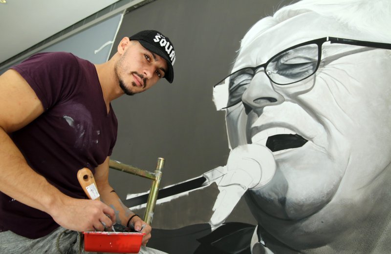 Umjetnik Slaven Lagator stvara mural Olivera Dragojevića