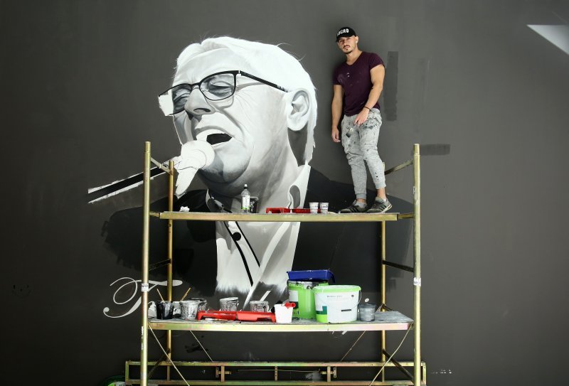 Umjetnik Slaven Lagator stvara mural Olivera Dragojevića