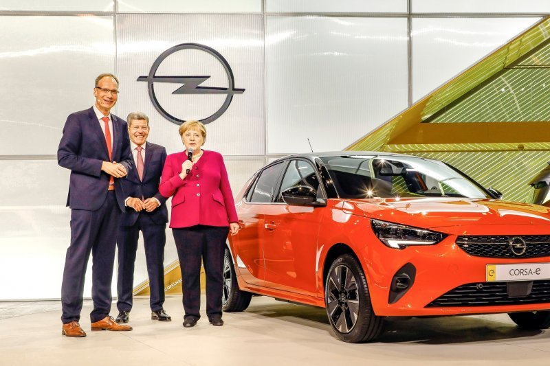Opel na IAA Frankfurt 2019. - njemačka kancelarka Angela Merkel i Michael Lohscheller, direktor Opela ispred Corse-e