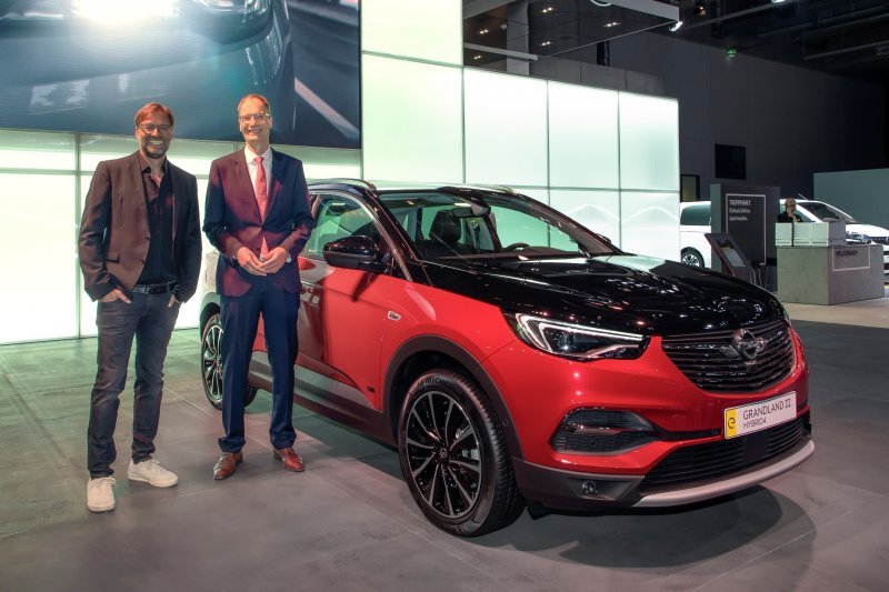 Opel na IAA Frankfurt 2019. - Michael Lohscheller i Juergen Klopp ispred modela Opel Grandland X Hybrid4