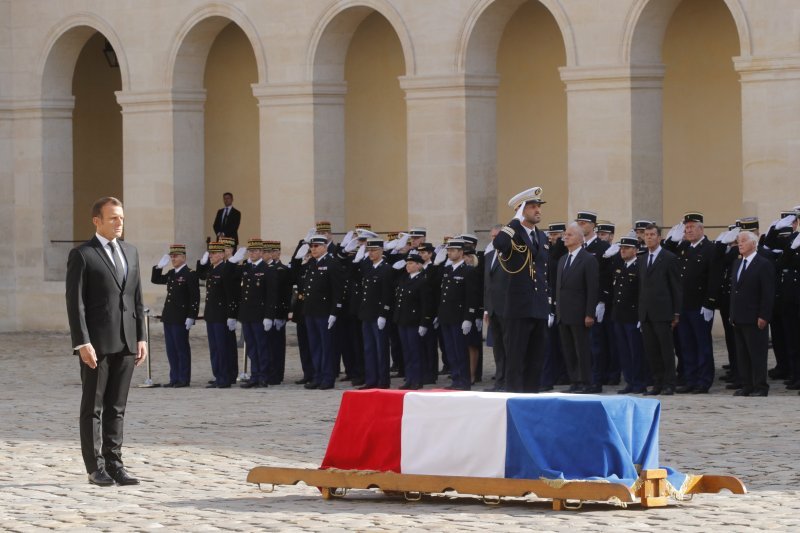 Emmanuel Macron pred lijesom Jacquesa Chiraca