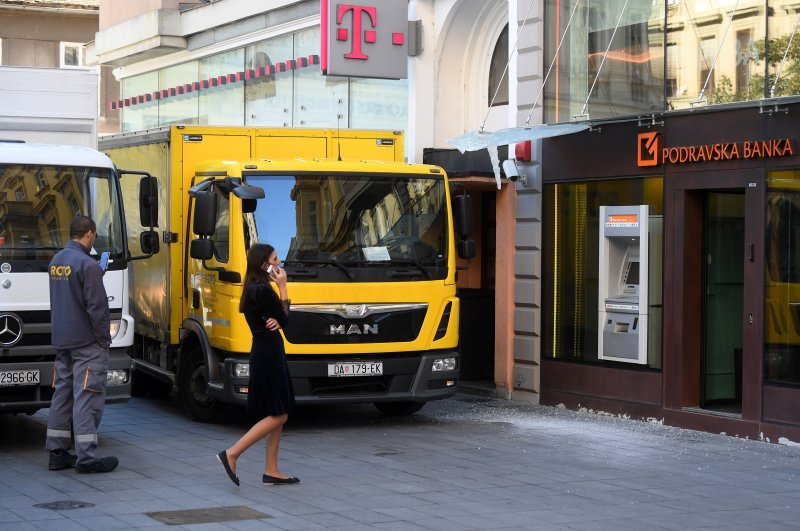 Kamion razbio stakleni krov ispred ulaza u banku