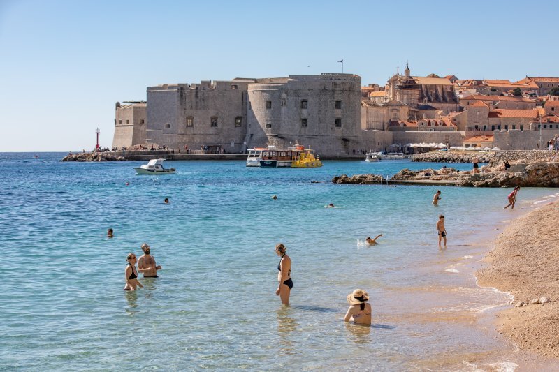 Dubrovnik: Plaža Banje puna kupača i u listopadu