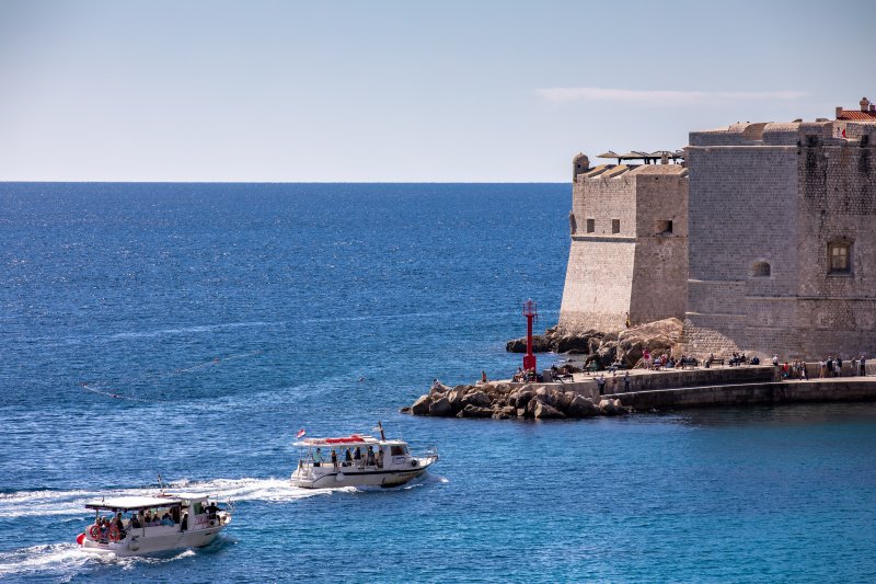Dubrovnik: Plaža Banje puna kupača i u listopadu