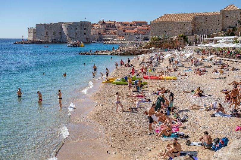 Dubrovnik: Plaža Banje puna kupača i u listopadu