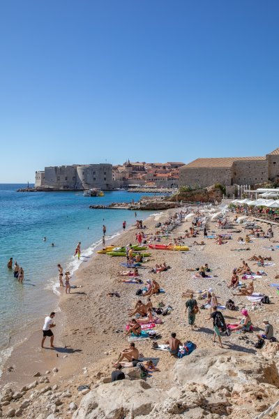 Dubrovnik: Plaža Banje puna kupača i u listopadu