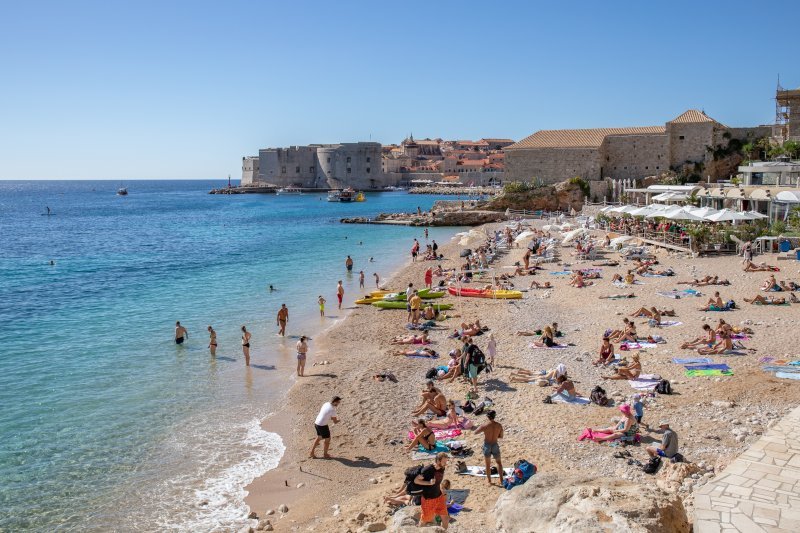 Dubrovnik: Plaža Banje puna kupača i u listopadu