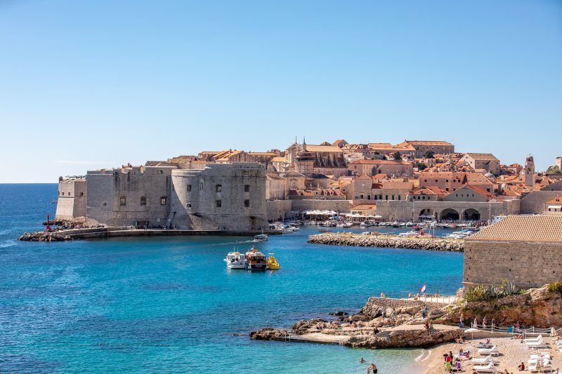 Dubrovnik: Plaža Banje puna kupača i u listopadu