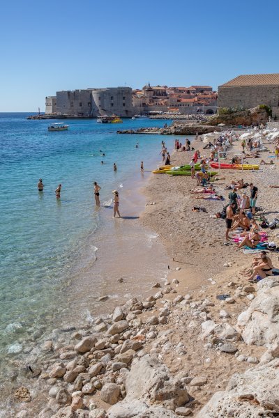 Dubrovnik: Plaža Banje puna kupača i u listopadu