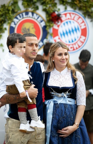 Thiago Alcantara i Julia Vigas