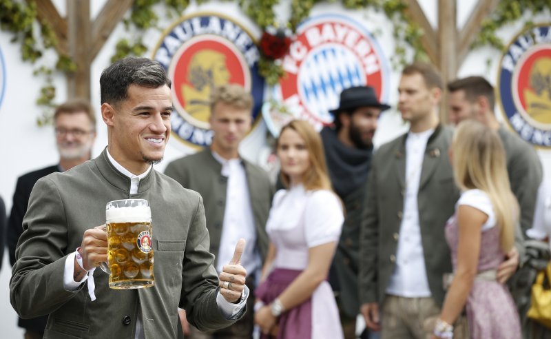 Igrači Bayerna sa suprugama i djevojkama uživaju na Oktoberfestu