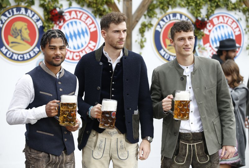 Igrači Bayerna sa suprugama i djevojkama uživaju na Oktoberfestu